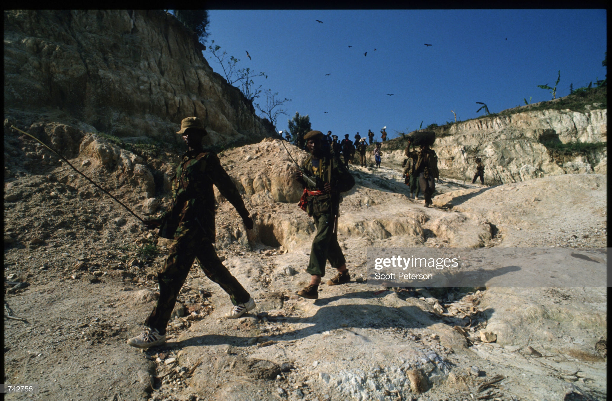 Iyi foto yafatiwe mu Majyepfo y’u Rwanda ubwo ingabo za RPA zari zirimbanyije urugamba rwo kubohora igihugu. Ahantu henshi zagendaga n’amaguru kubera kubura ubushobozi