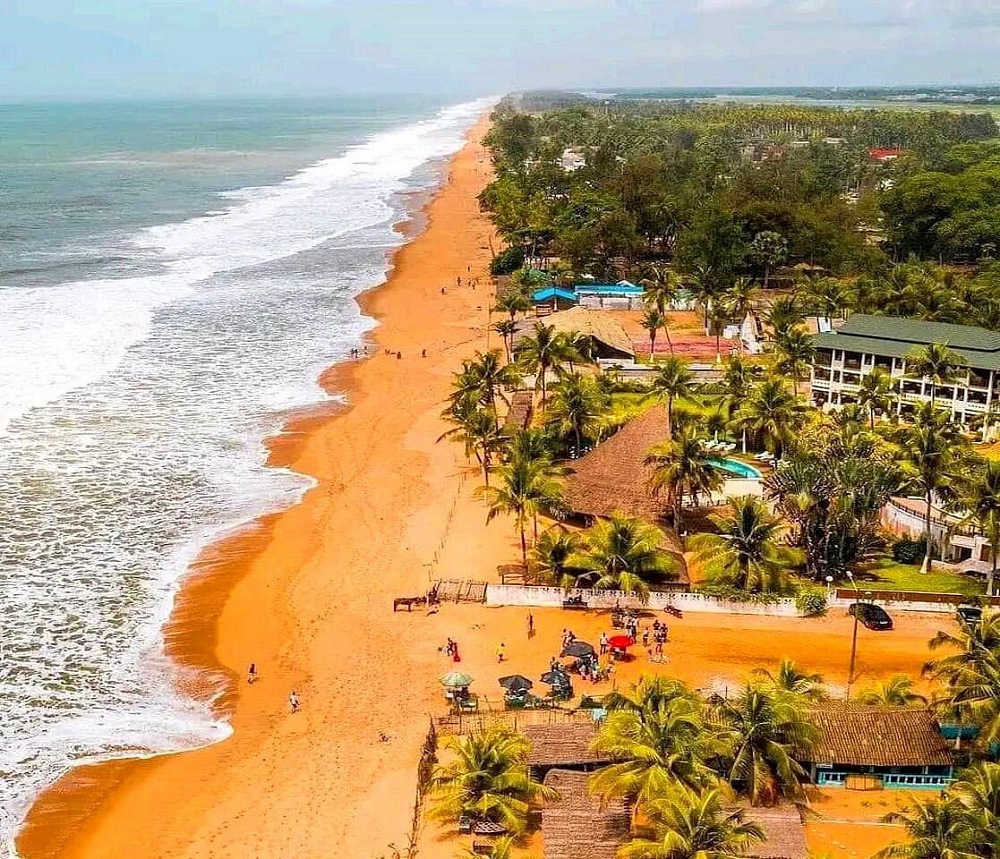 Grand-Bassam ifite igice gikora ku nyanja gituma haba beach nziza