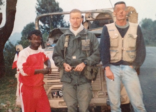 Guillaume Ancel (uri hagati) ubwo yari mu Rwanda mu 1994