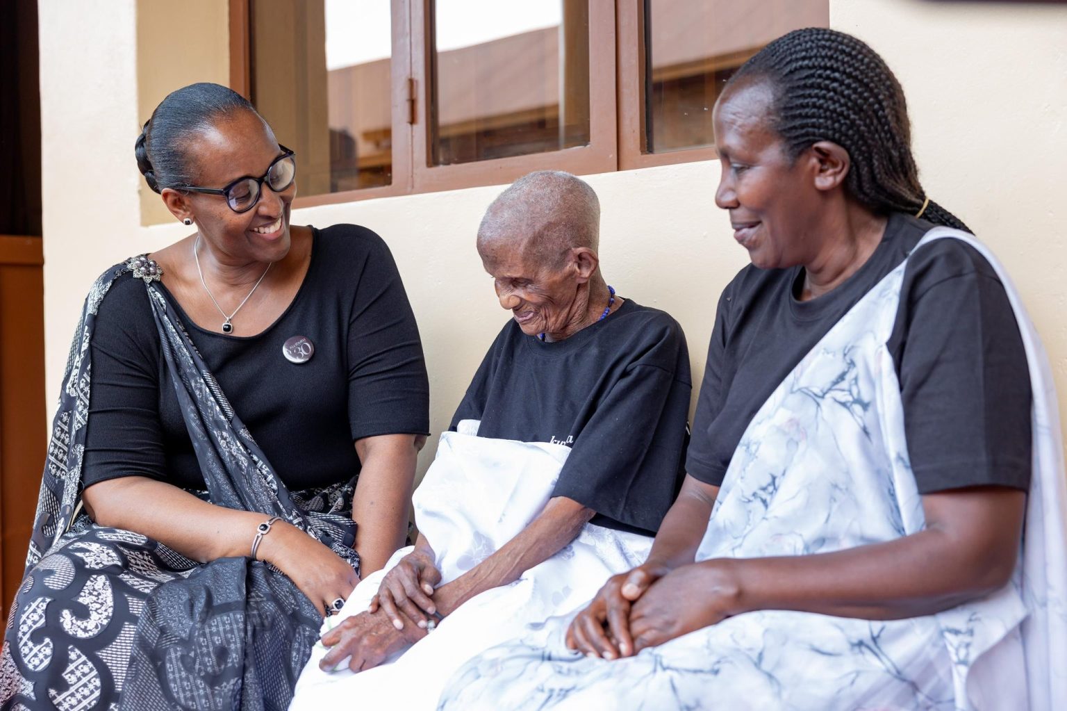 Ababyeyi b’Intwaza basurwa n’abantu batandukanye barimo na Madamu Jeannette Kagame, bikabafasha kutigunga