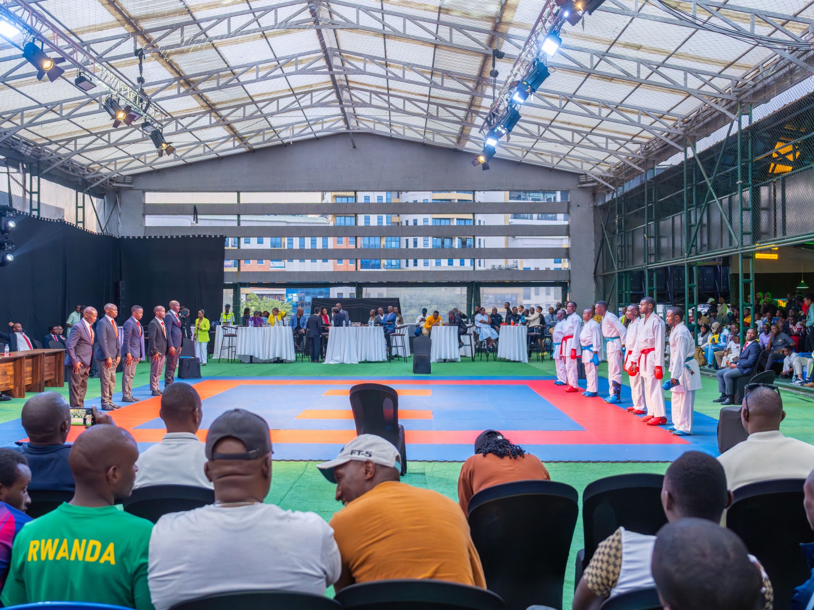 Abafana bari benshi bari bitabiriye iyi mikino