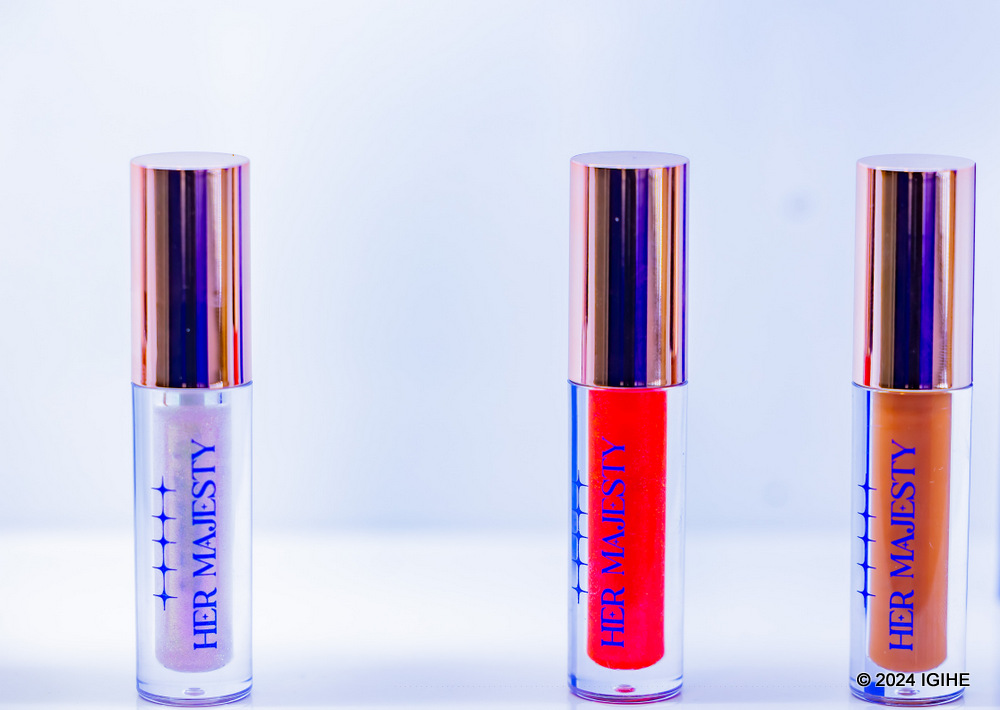 Her Majesty kuri ubu iri gukora ubwoko butandukanye bwa Lip gloss