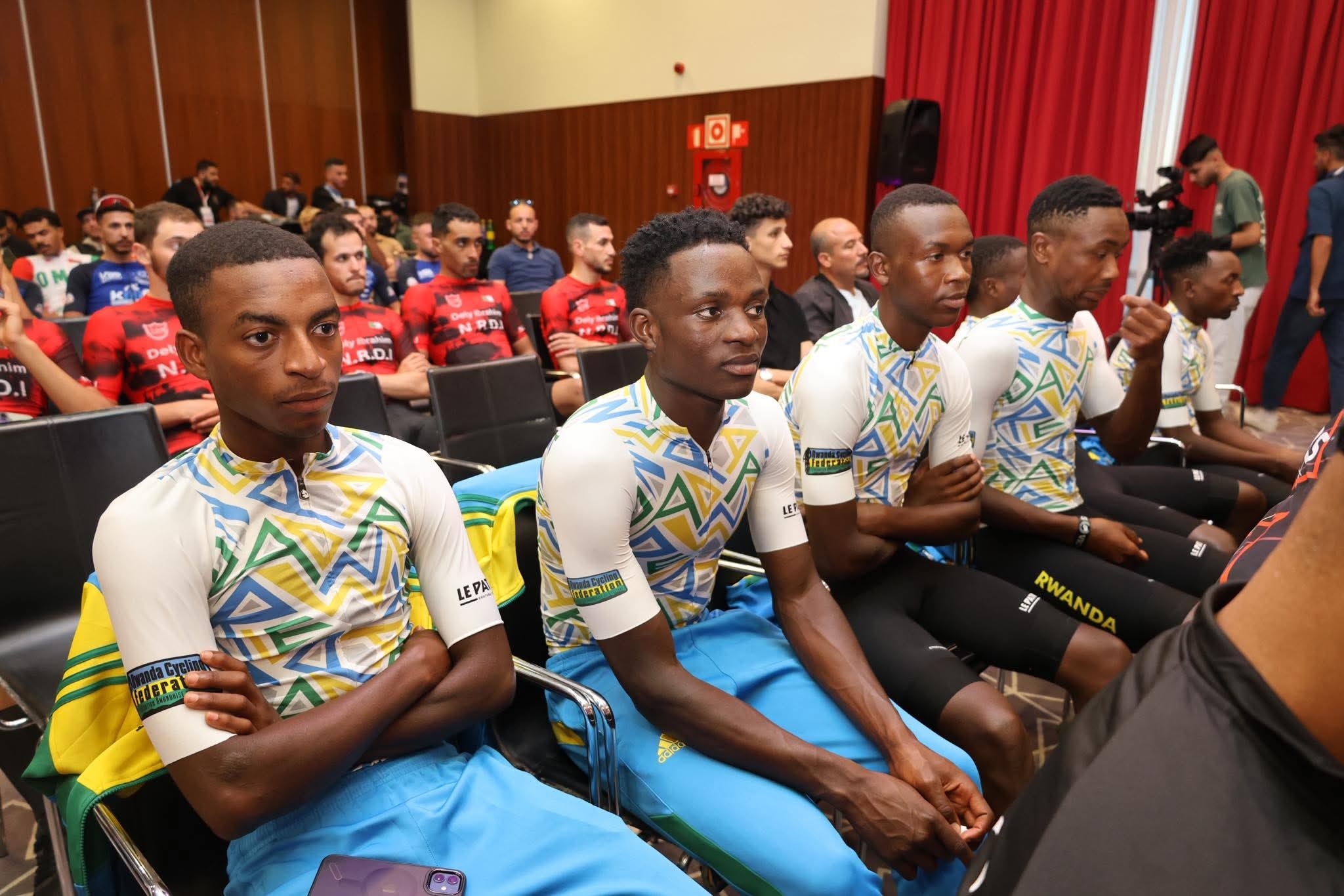 Masengesho Vainqueur (wa kabiri ibumoso), yasoreje ku mwanya wa kabiri muri Tour d’Algérie