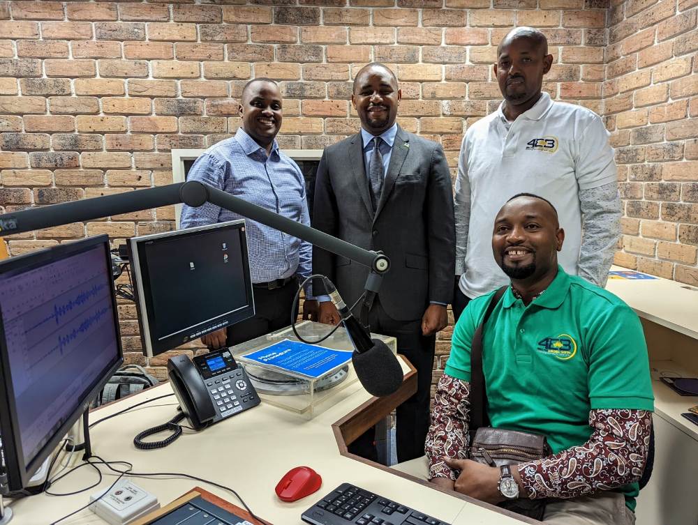 Ambasaderi Uwihanganye ari kumwe n'itsinda ritegura ikiganiro Hobe Rwanda muri studio za radio 4EB