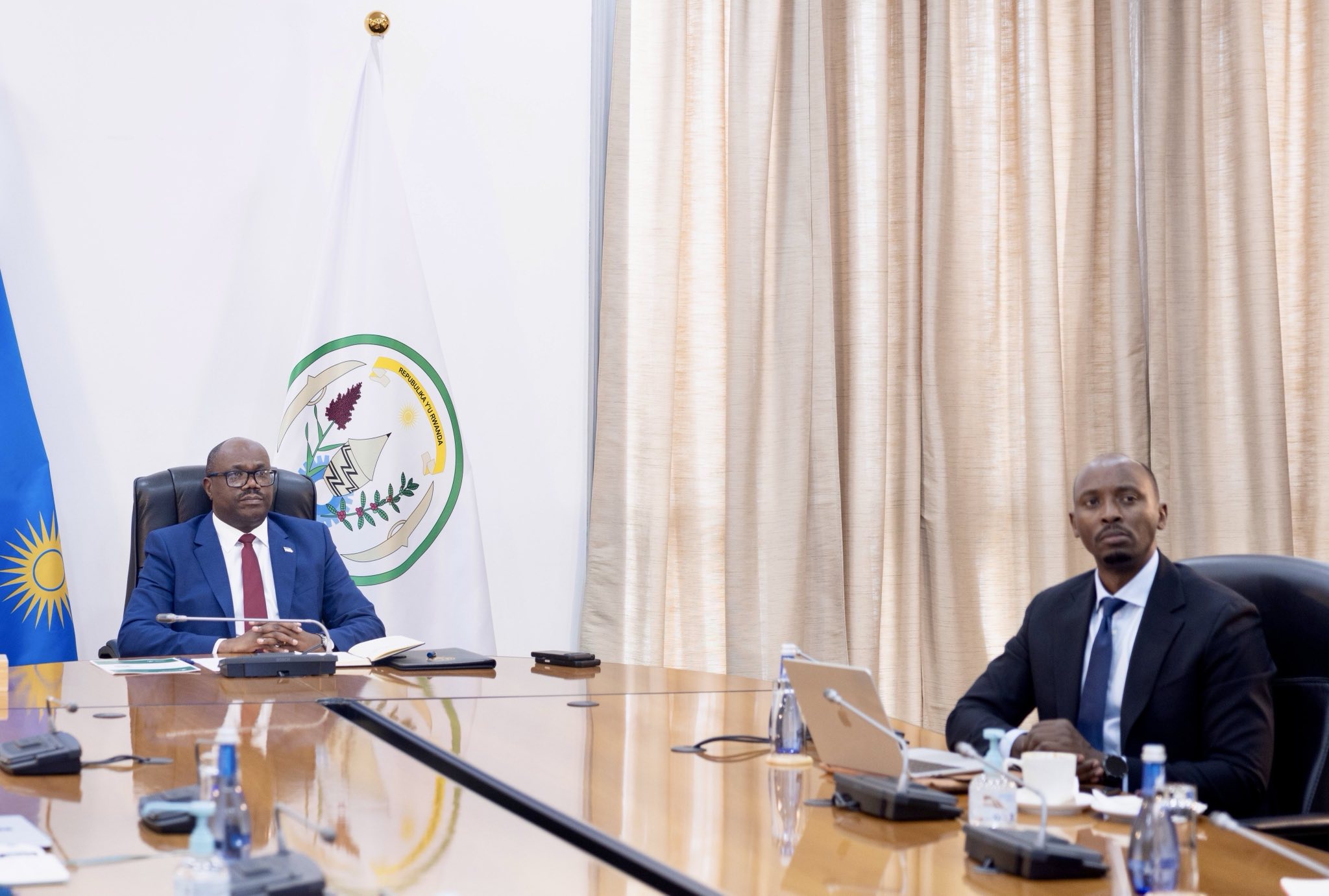 Minisitiri w'Intebe, Dr. Justin Nsengiyumva yitabiriye inama yo kwiga ku ngamba zo guhangana na Ebola ari kumwe na Minisitiri w'Ubuzima, Dr. Sabin Nsanzimana