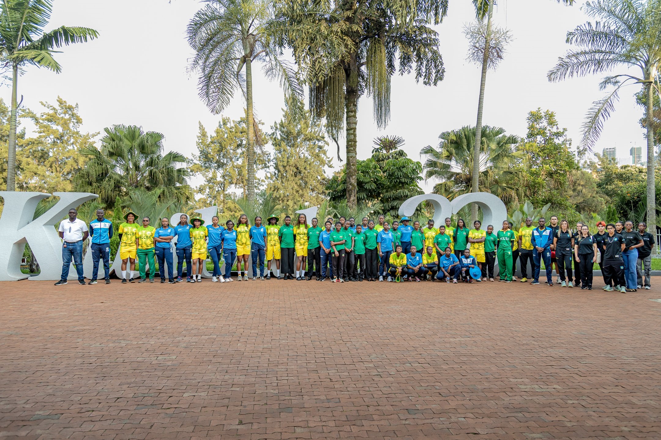 Mbere yo gutangira irushanwa, amakipe yitabiriye yabanje gusura Urwibutso wa Jenoside rwa Kigali