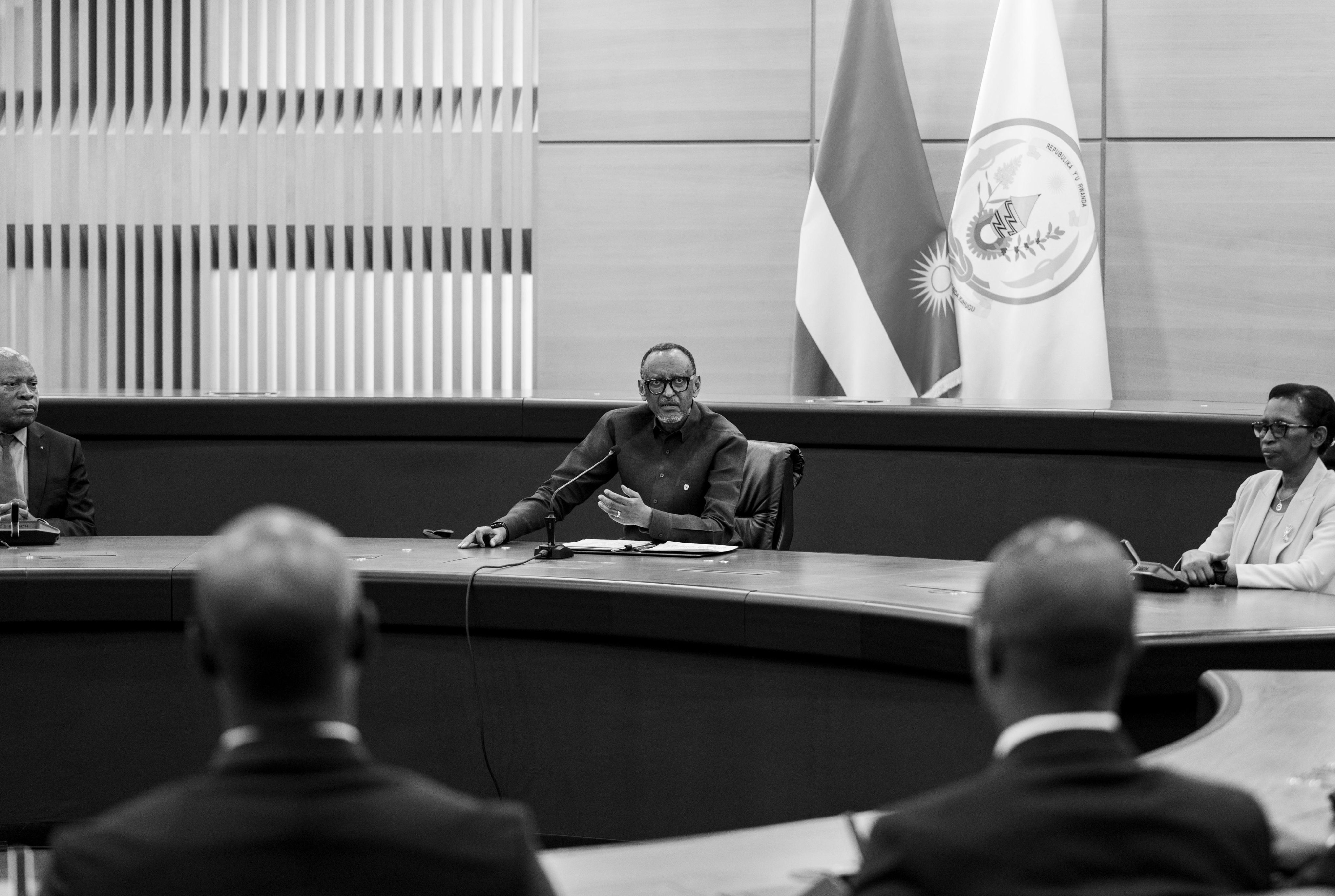 Perezida Kagame yasabye abayobozi barahiriye inshingano nshya gukorera mu nyungu z'igihugu