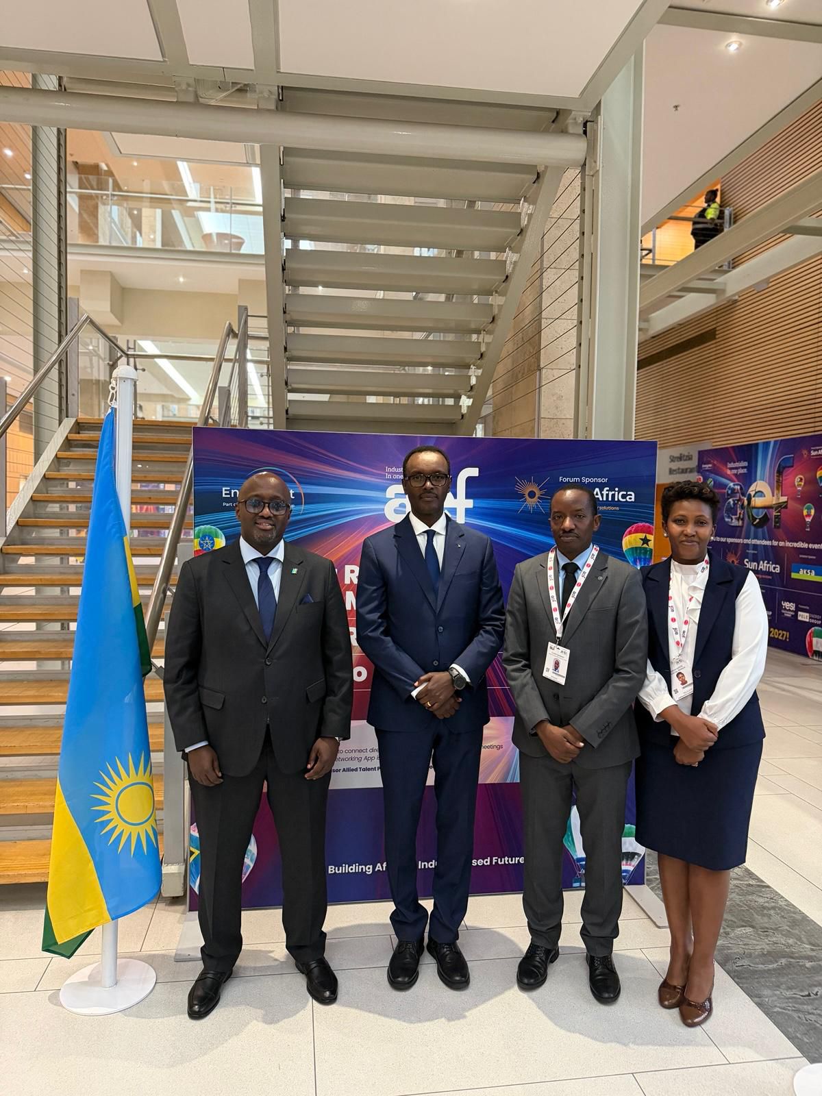 Minisitiri w'Ububanyi n'Amahanga n'Ubutwererane, Olivier Nduhungirehe (ibumoso) yari mu nama yiga ku ngufu muri Afurika [Africa Energy Forum 2026] yabereye i Cape Town muri Afurika y'Epfo