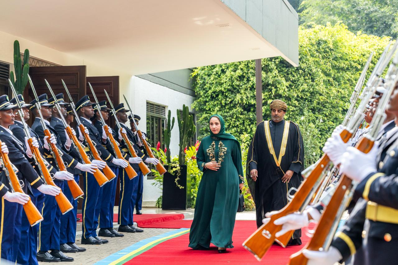 Ubwo Ambasaderi wa Oman mu Rwanda, Nasra Bint Salim Bin Mohammed Al-Hashmi yageraga muri Village Urugwiro