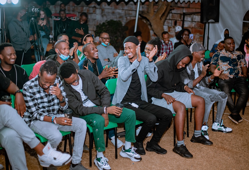 Ibi bitaramo byatangiye kwitabirwa n'umubare mwinshi w'abanyarwenya