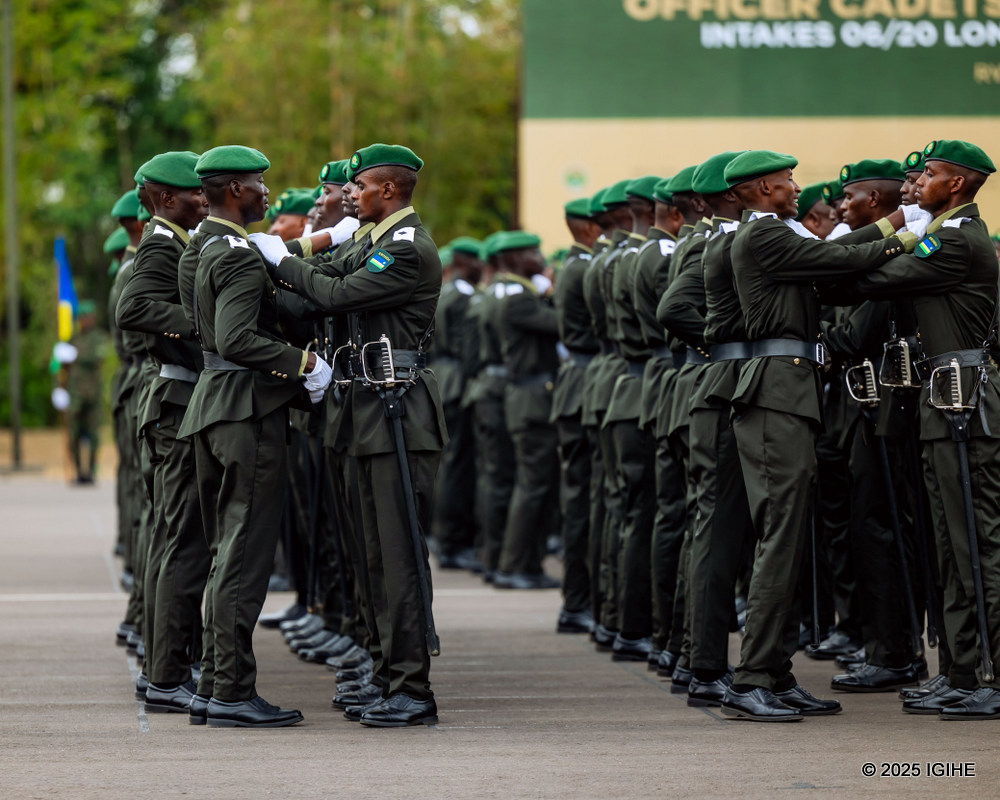 Perezida Kagame yahaye aba basirikare ipeti rya Sous Lieutenant