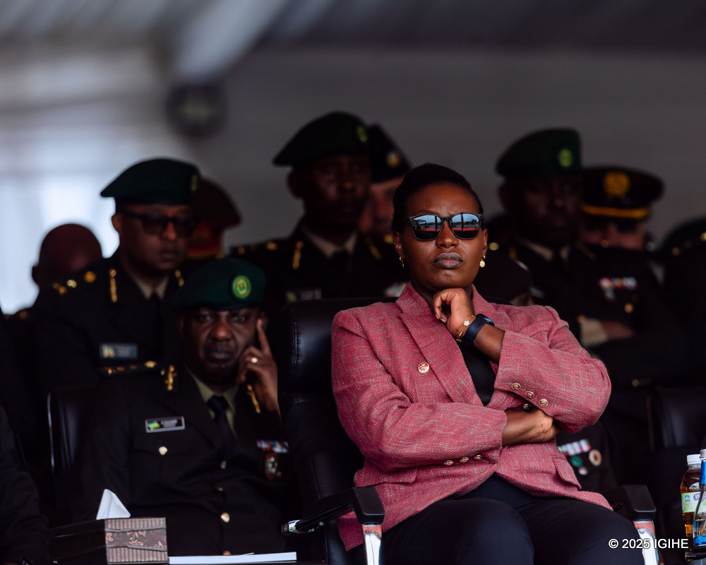 Umunyabanga wa Leta muri Minisiteri y'Uburezi, Irere Claudette akurikiye akarasisi k'abasirikare