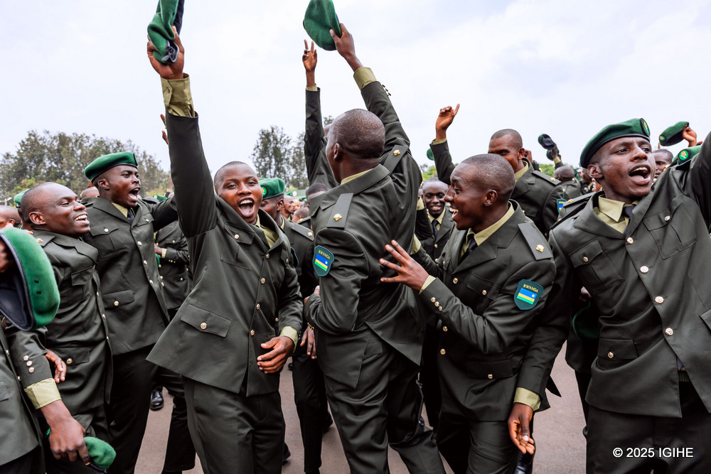 Buri wese bitewe n'uko abishoboye yacinyaga akadiho