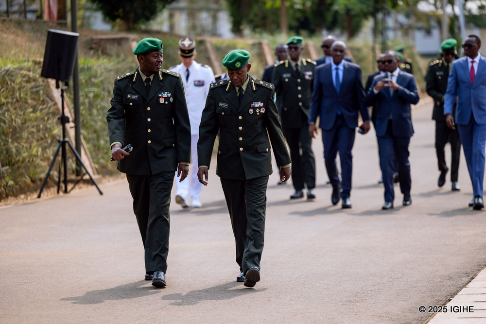 Chairman wa APR FC, Brig Gen Deo Rusanganwa (ibumoso) agera ahabereye iki gikorwa
