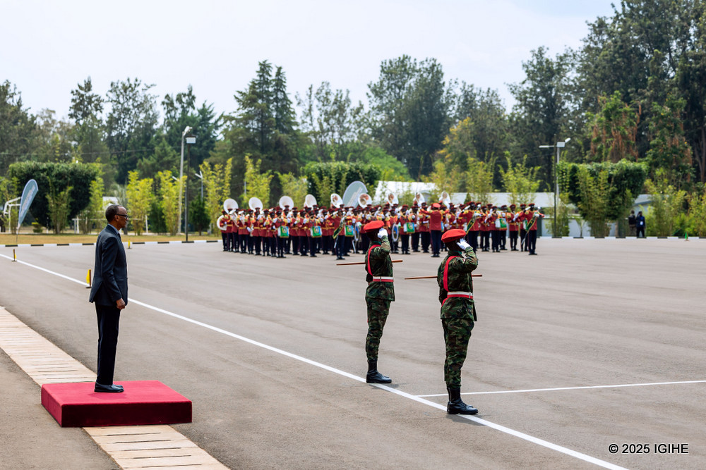 Perezida Kagame yitegereza abasirikare uko bari mu masibo bitegura gukora akarasisi