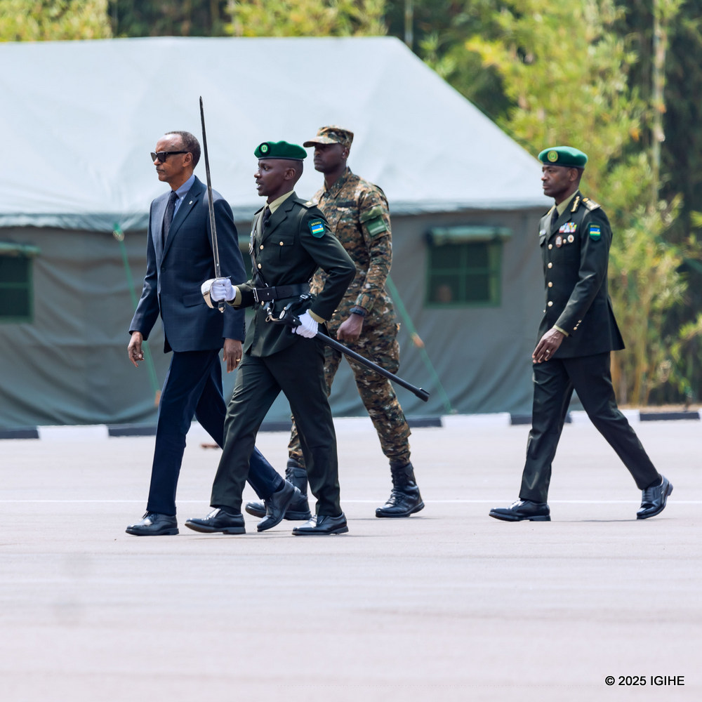 Perezida Kagame akaba n'Umugaba Mukuru w'Ikirenga w'Ingabo z'u Rwanda, agenzura abasirikare bitegura akarasisi