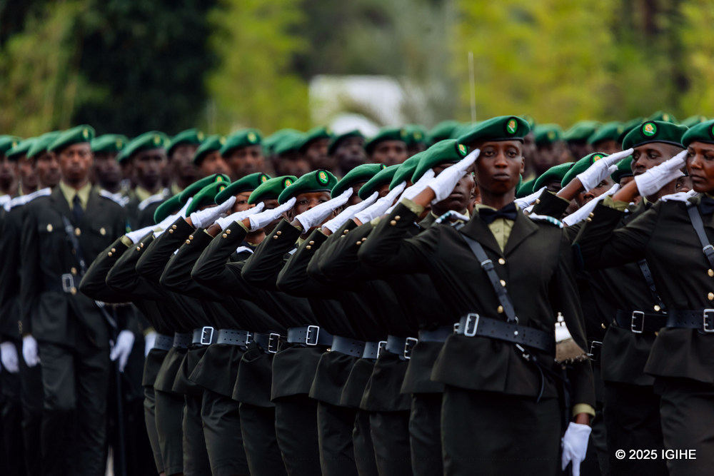 Hagaragajwe ko hari amahirwe menshi ku mwana w'umukobwa winjira mu Ngabo z'Igihugu