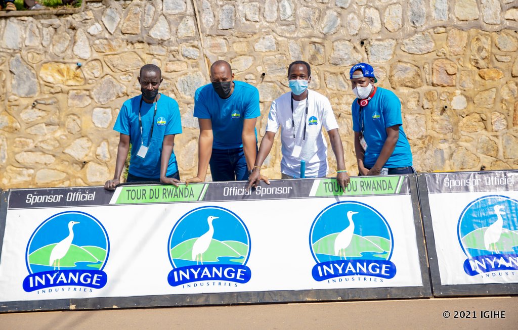 Inyange Industries itanga ibinyobwa abakinnyi n’abandi bitabira Tour du Rwanda banywa kuva isiganwa ritangiye kugeza rirangiye