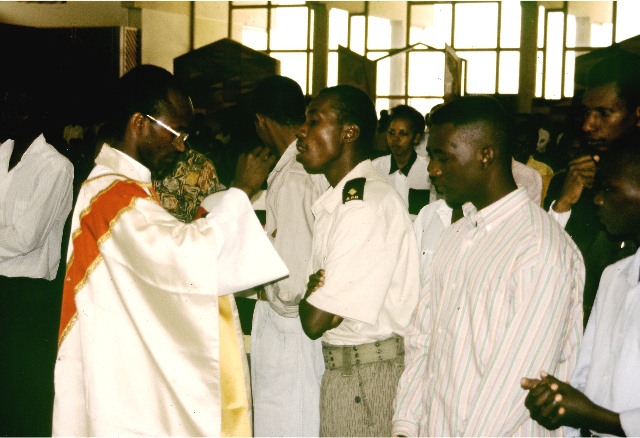 Umwe mu ngabo za APR ahazwa mu misa yasomewe mu cyumba gisigaye gikoreramo Sena mu Nteko Ishinga Amategeko`