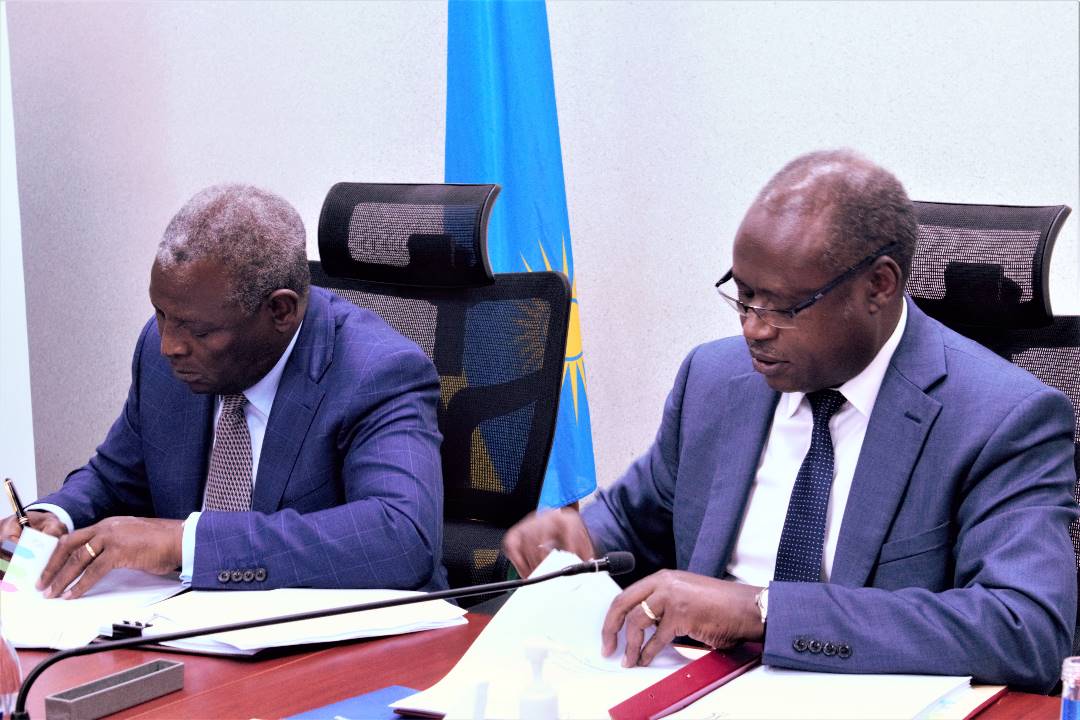 Dr James Mwangi uyobora Equity Group hamwe na Minisitiri w'Imari n'Igenamigambi Dr Uzziel Ndagijimana, basinya ku masezerano yo kugurisha Cogebanque Plc
