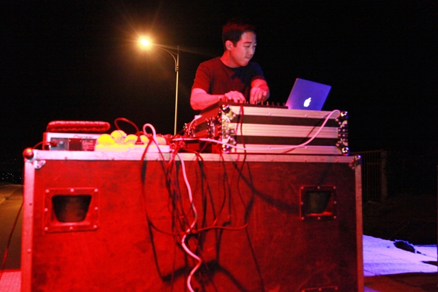 Umwe mu ba Djs afasha ibitabiriye Street Electronic Music Dance kunezerwa