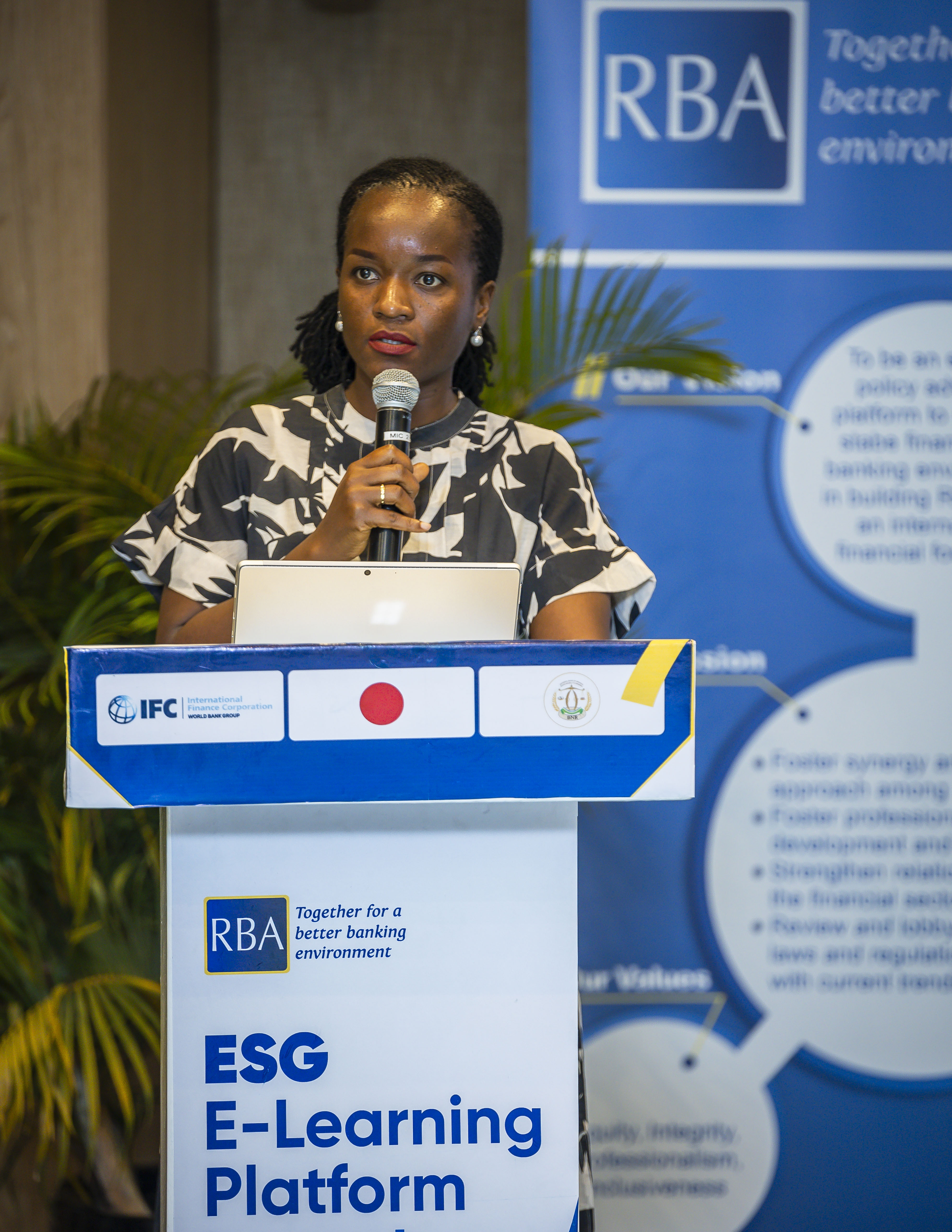 Minisitiri w'Ibidukikije Bernadette Arakwiye yagaragaje iterambere ry’igihugu n’ubuzima bw’ibidukikije bidahanganye ahubwo byuzuzanya