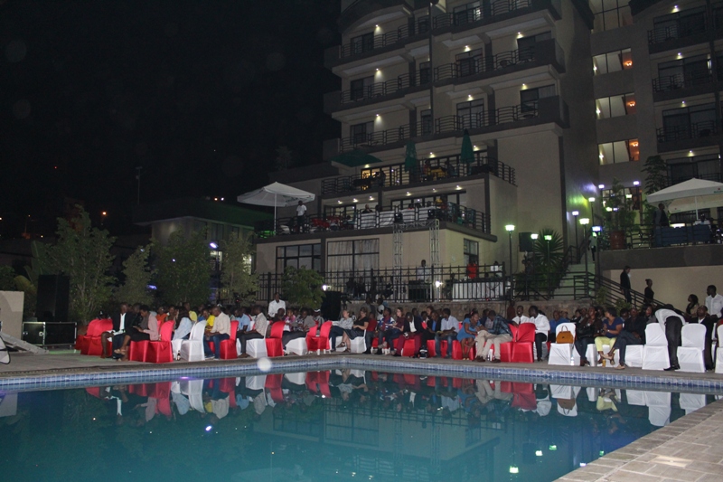 Bakurikiranye urwenya rwa Salvador bicaye ku mazi