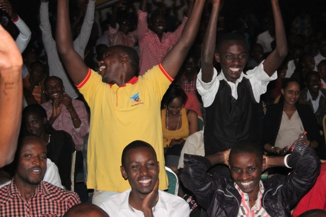 Ubwo yababwiraga ko ari "umuhatari" bamukomeye amashyi y'urufaya