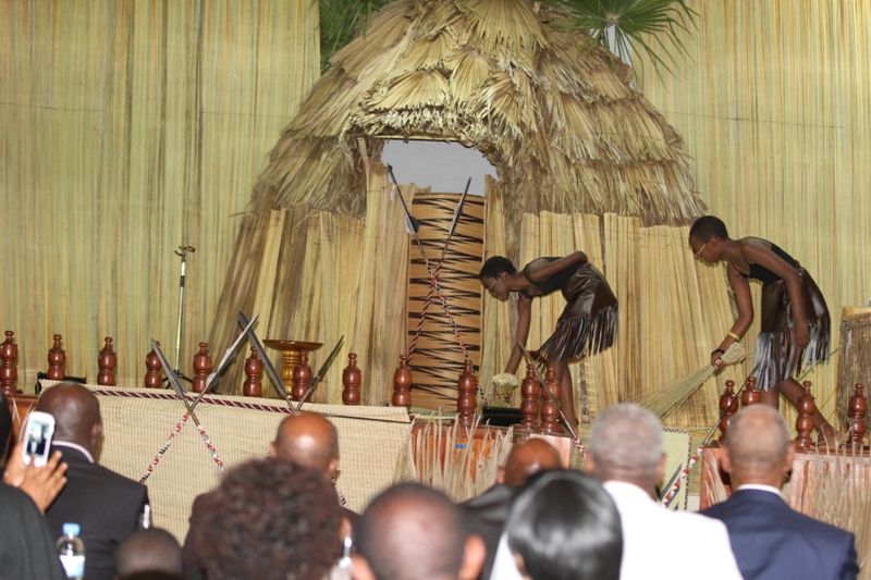 Aba barakubura umuhariro. Umukobwa yitaga cyane ku mirimo yo mu rugo.