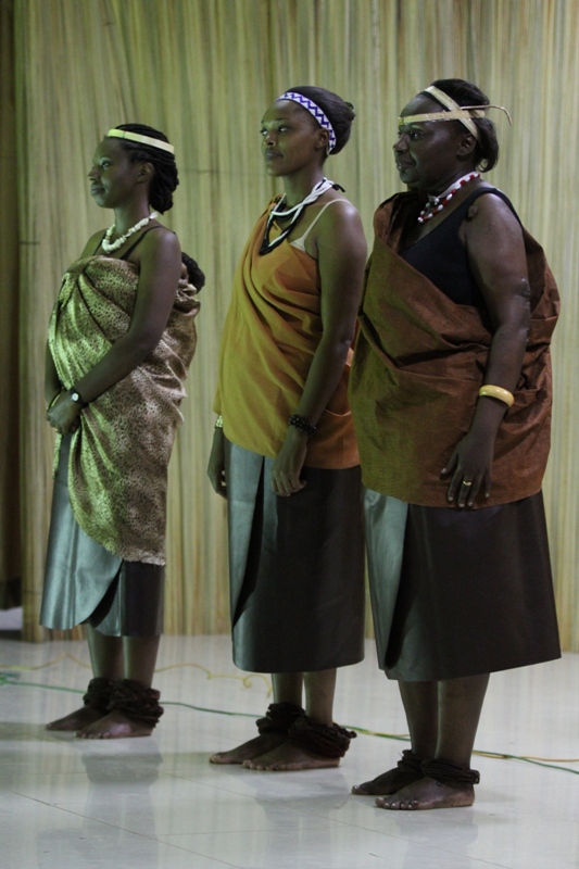 Abagore ba mbere y'umwaduko w'abazungu, akenshi bambaraga inkanda zikannye mu mpu z'inyamaswa ndetse n'imivumu. Banambaraga ubutega ku maguru