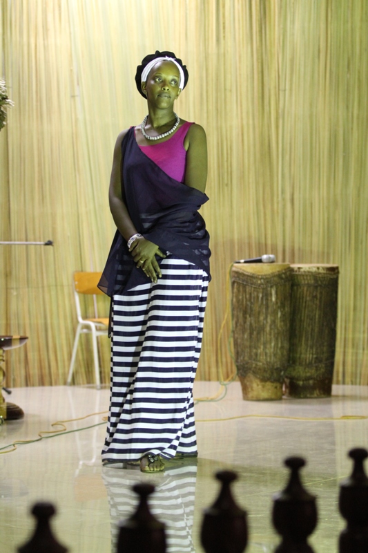 Umugore ugishyingirwa hambere aha ngo yajyaga mu misa yakenyeye atya, ku mutwe ngo yabaga yaziritsemo umuswaro (Mouchoir).