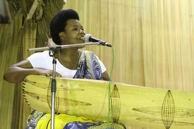 Sophie Nzayisenga yakirigise imirya y'inanga biratinda.