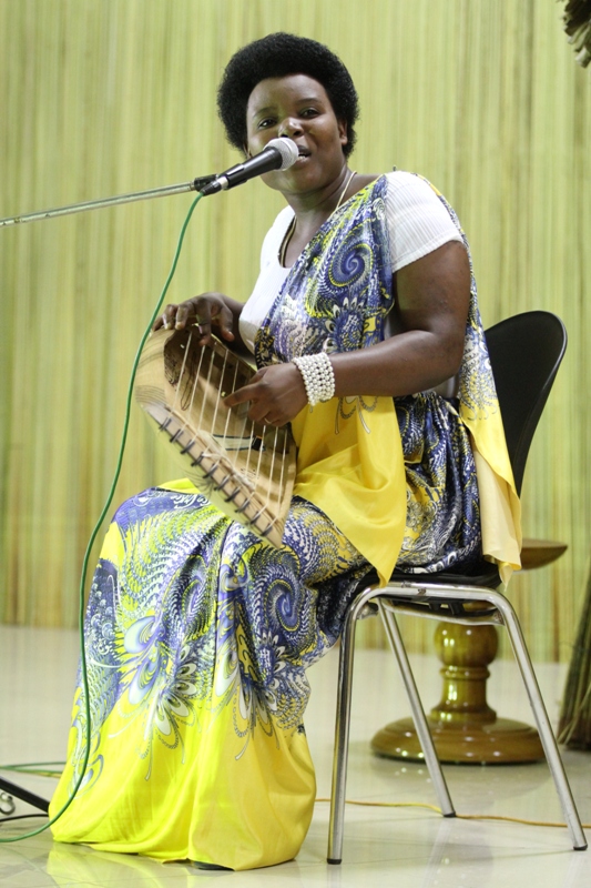 Sohie Nzayisenga amaze kuba umuhanzi mpuzamahanga kubera gucuranga inanga.