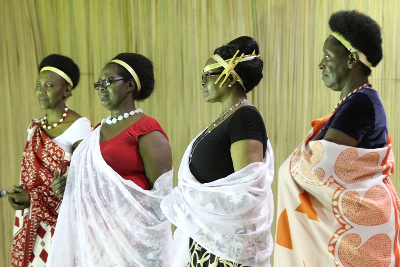 Abagore bo mu bakungu hambere aha ngo bajyaga mu misa bateze urugori...Babaga bakenyeye, bakanigiriza inigi reka sinakubwira. Imyenda nk'iyi ngo yambaraga umugabo igasiba undi.