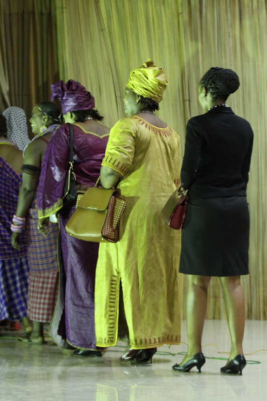 Abanyarwandakazi babashije kugera mu bihugu bitandukanye bagahitamo umwenda ubabereye.