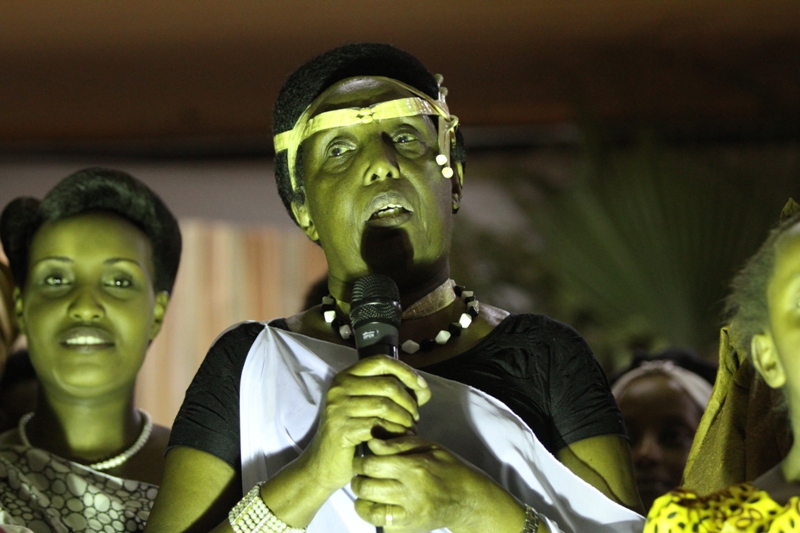 Umubyeyi Clotilde uko bose batambukaga, yasobanuraga uko byakorwaga, n'impamvu bambaraga batyo.