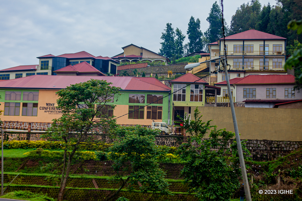 Igaraje yafungiwemo Umwami Musinga iri neza munsi y'ahubatse Vive Hotel and Appartments, hoteli y'inyenyeri ebyiri iri hafi y'Ikiyaga cya Kivu hafi y'ahazwi nko mu Budiki