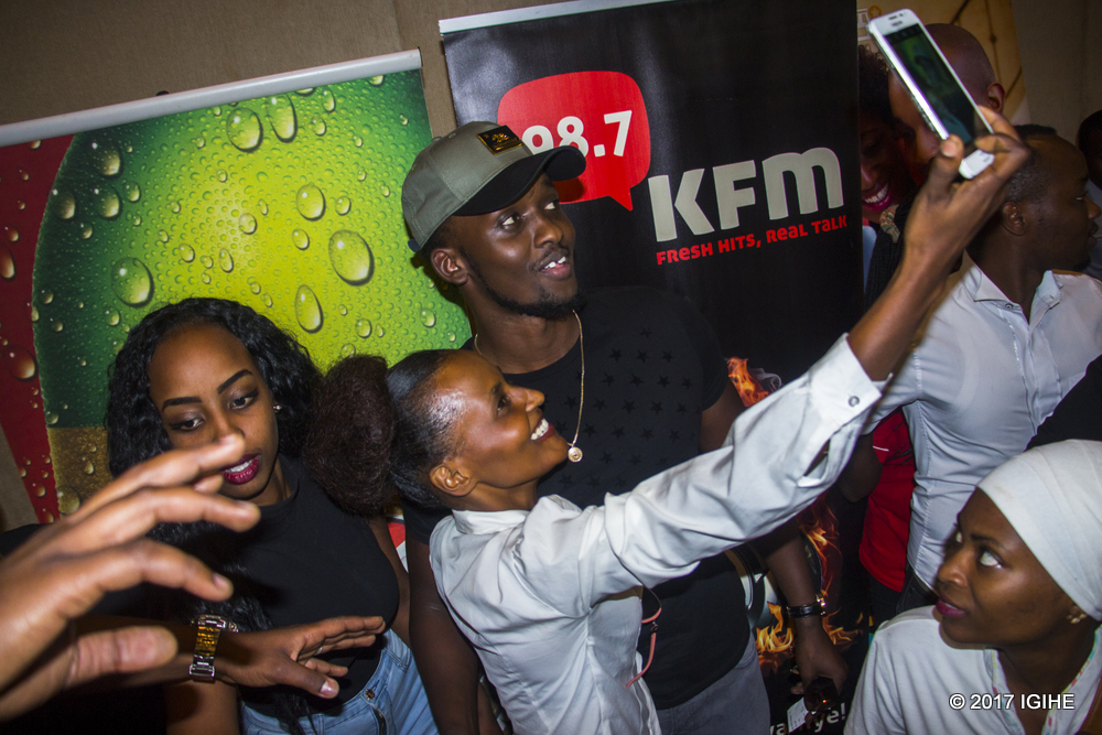 Meddy n'abafana be bahise bafata amafoto y'urwibutso