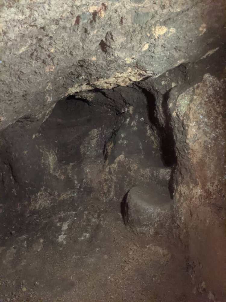 Ubu buvumo bwari bumaze igihe bwarasibye kubera itaka ryaharunzwe bubaka paruwasi ya Magi