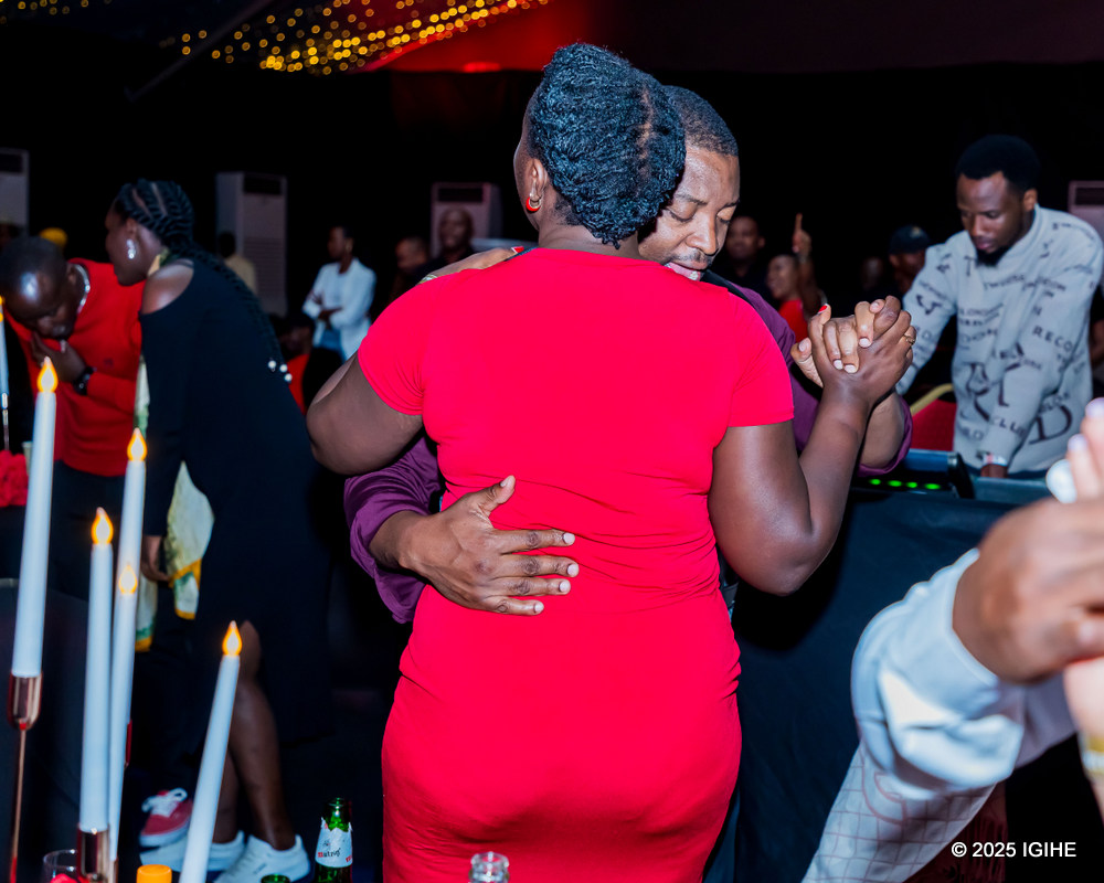 Buri wese yabyinanye n'umukunzi we biratinda