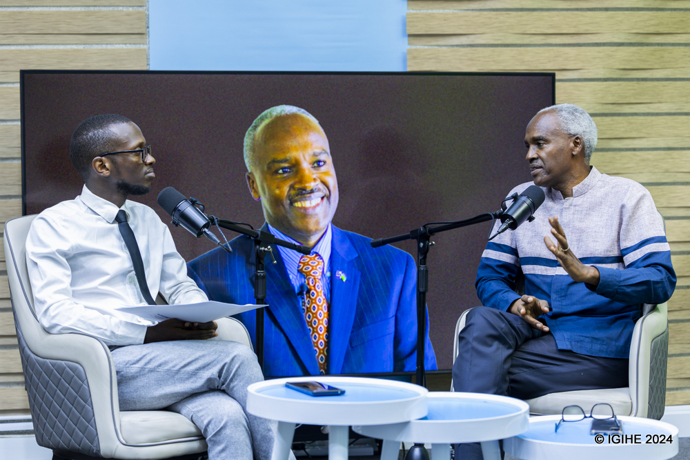 Ubwo Amb. Dr. Charles Murigande yasobanuraga uko inama zabereye muri Village Urugwiro zabaye ingirakamaro