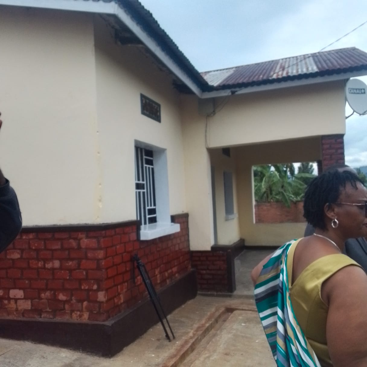 Abanyeshuri biyemeje kugura iyi nzu nyuma yo kumenya ko uwabaye umurezi wabo yagiye mu kiruhuko cy'izabukuru akiba mu bukode