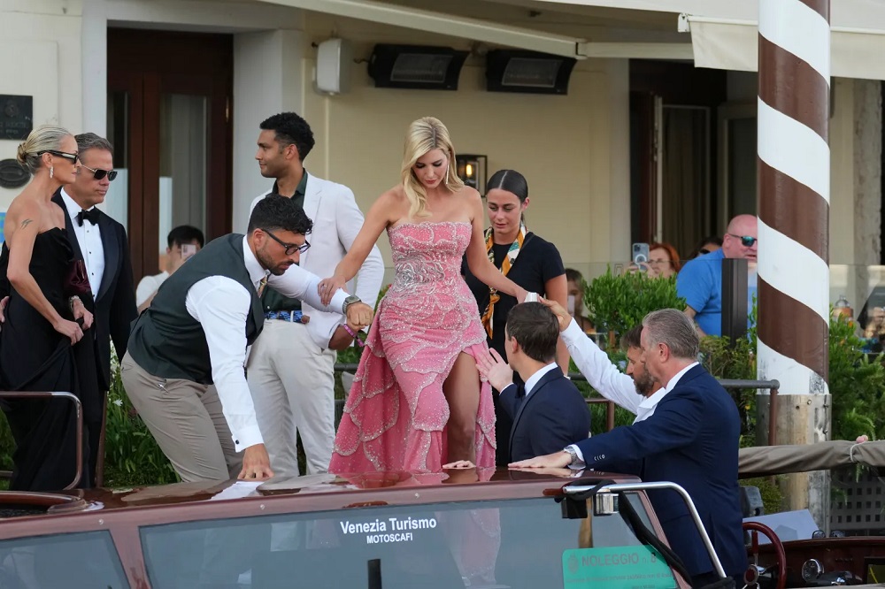 Ivanka Trump yitabiriye ubu bukwe yambaye ikanzu ya Tony Ward Couture