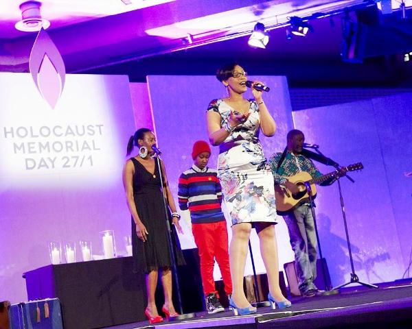 Jackie Mugabo hamwe na Samputu baririmba mu Bwongereza