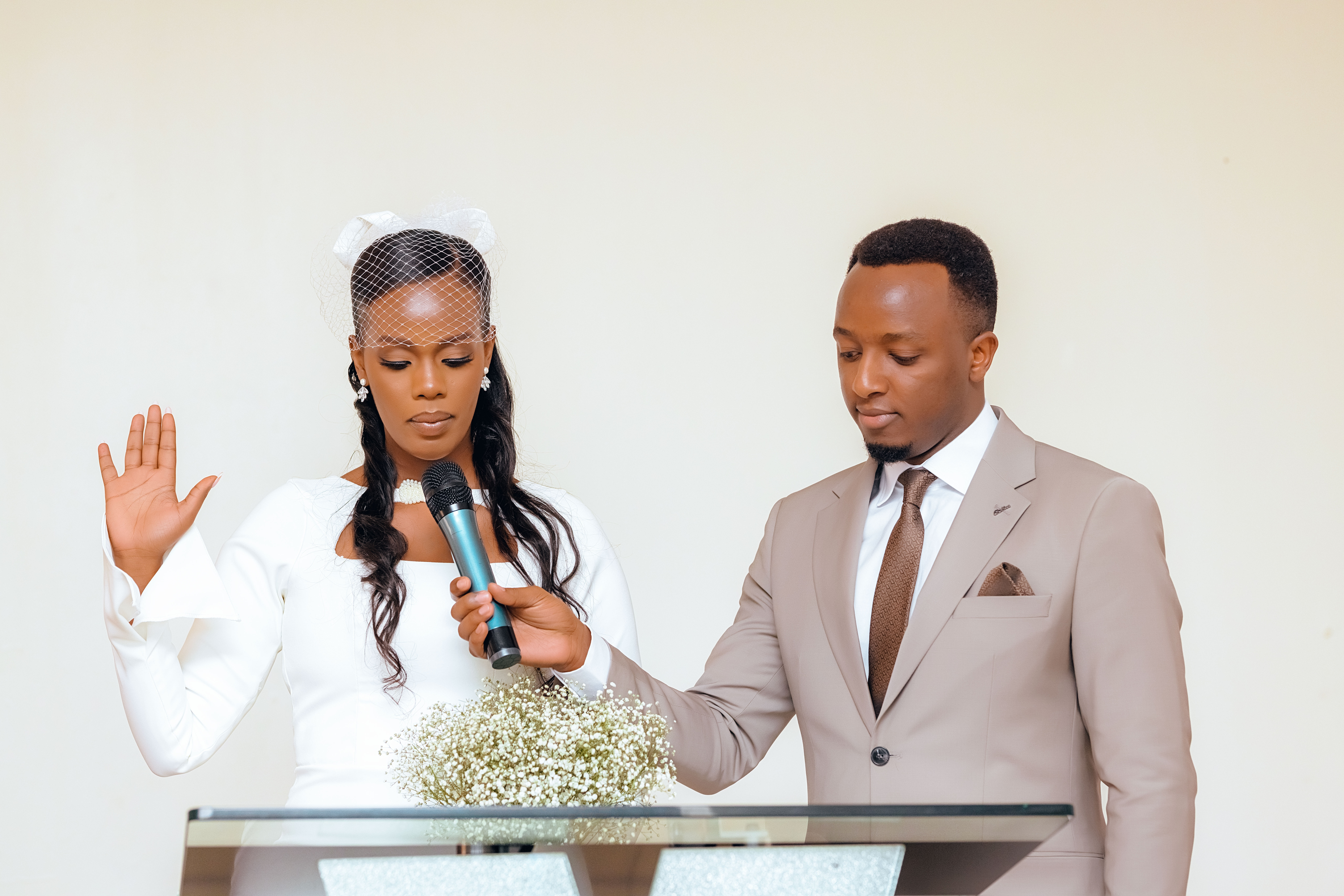 Uwera Caroline yasezeranye kubana na Paul Rutikanga