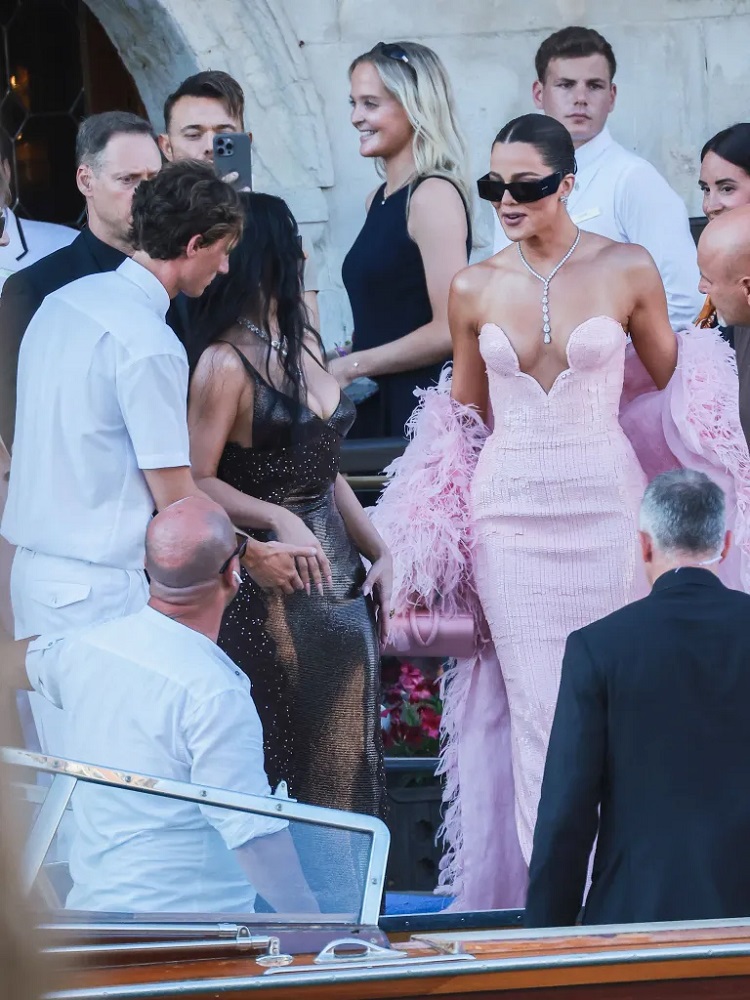 Khloé Kardashian yari yambaye ikanzu ya Tamara Ralph Couture