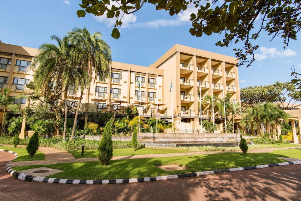 Kigali Serena Hotel imwe muri hoteli zihagazeho za mbere u Rwanda rwagize kuko yubatse ahahoze Hotel de Diplomates, nyuma hubakwa Hotel Intercontinentale ari na yo yaje kuvamo Serena Hotel mu 2007