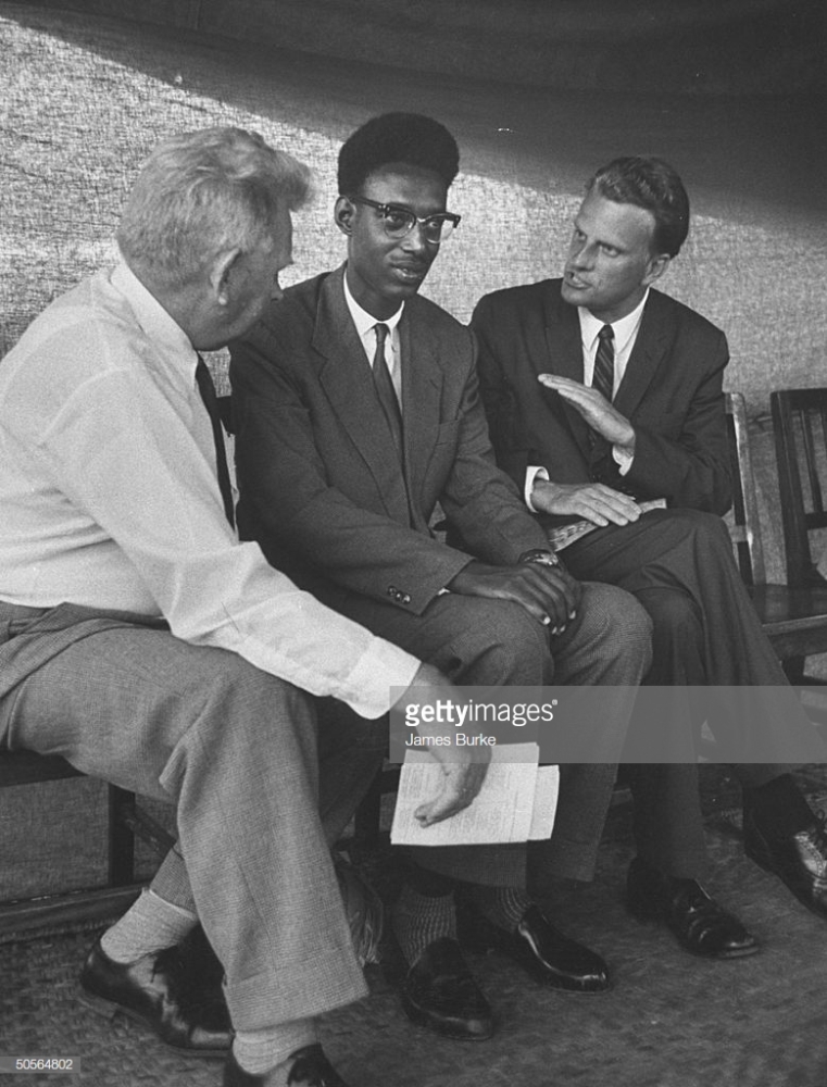 Kigeli Ndahindurwa (hagati) ubwo yaganiraga n'umuvugabutumwa Billy Graham (iburyo) wari wamusuye mu 1960