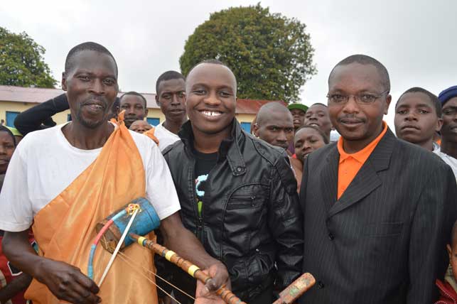 Bamwe mu bagize Itorero Abadahigwa bari kumwe na King James. Foto/Irakoze