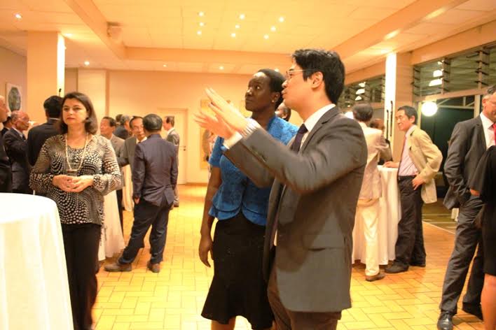 Uwacu Julienne ahabwa ibisobanuro ku bishushanyo byakozwe